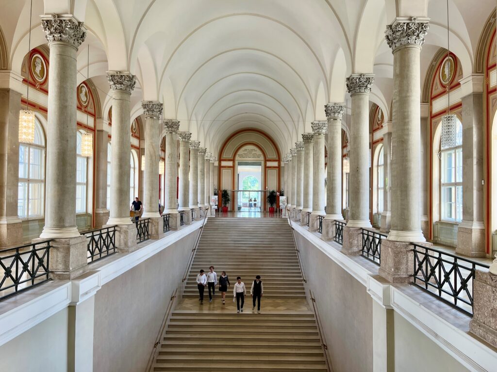 Schüler der 11. Klasse der Privatschule Eggenberg in der Staatsbibliothek München.