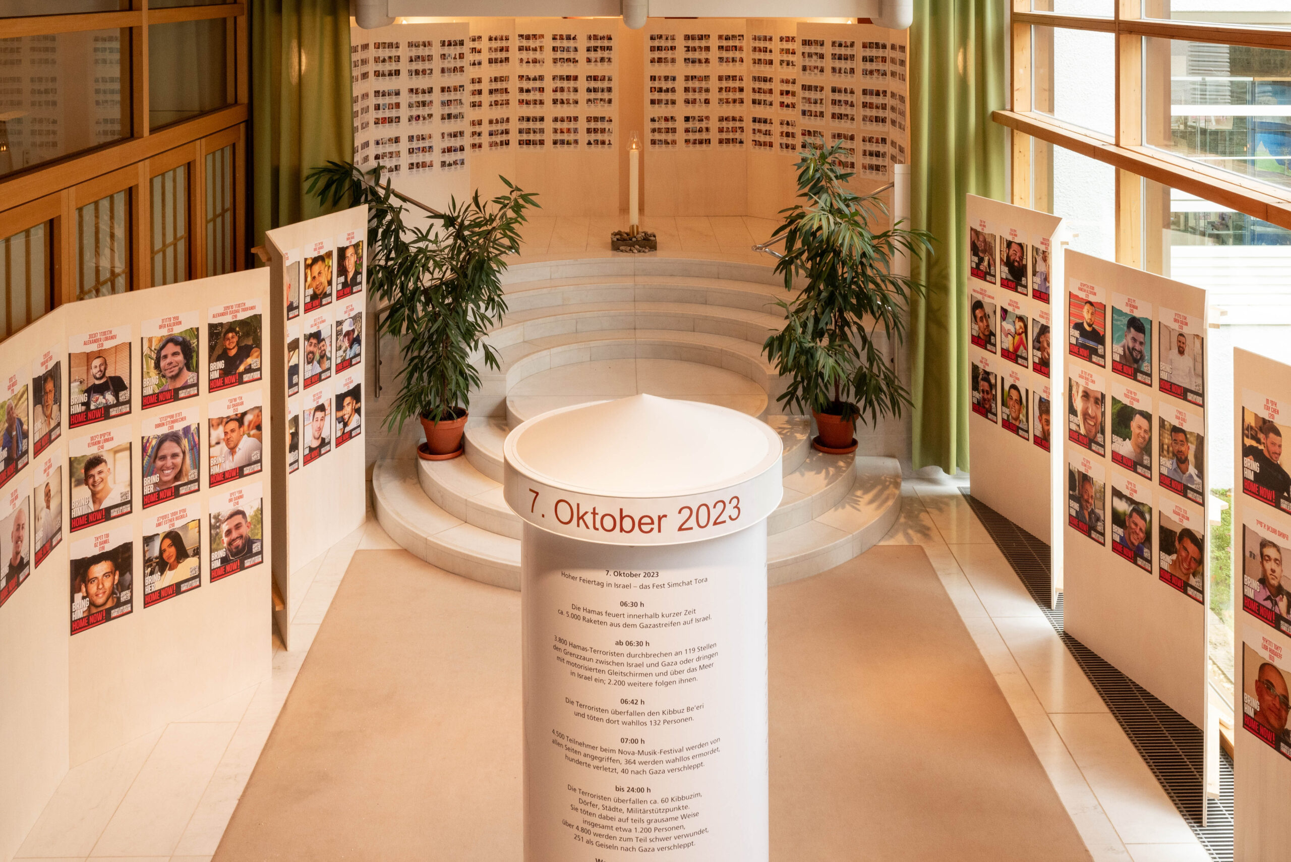 Am 7. Oktober 2023 verschleppte und getötete Israelis - Installation im Gymnasium Eggenberg im Oktober 2024