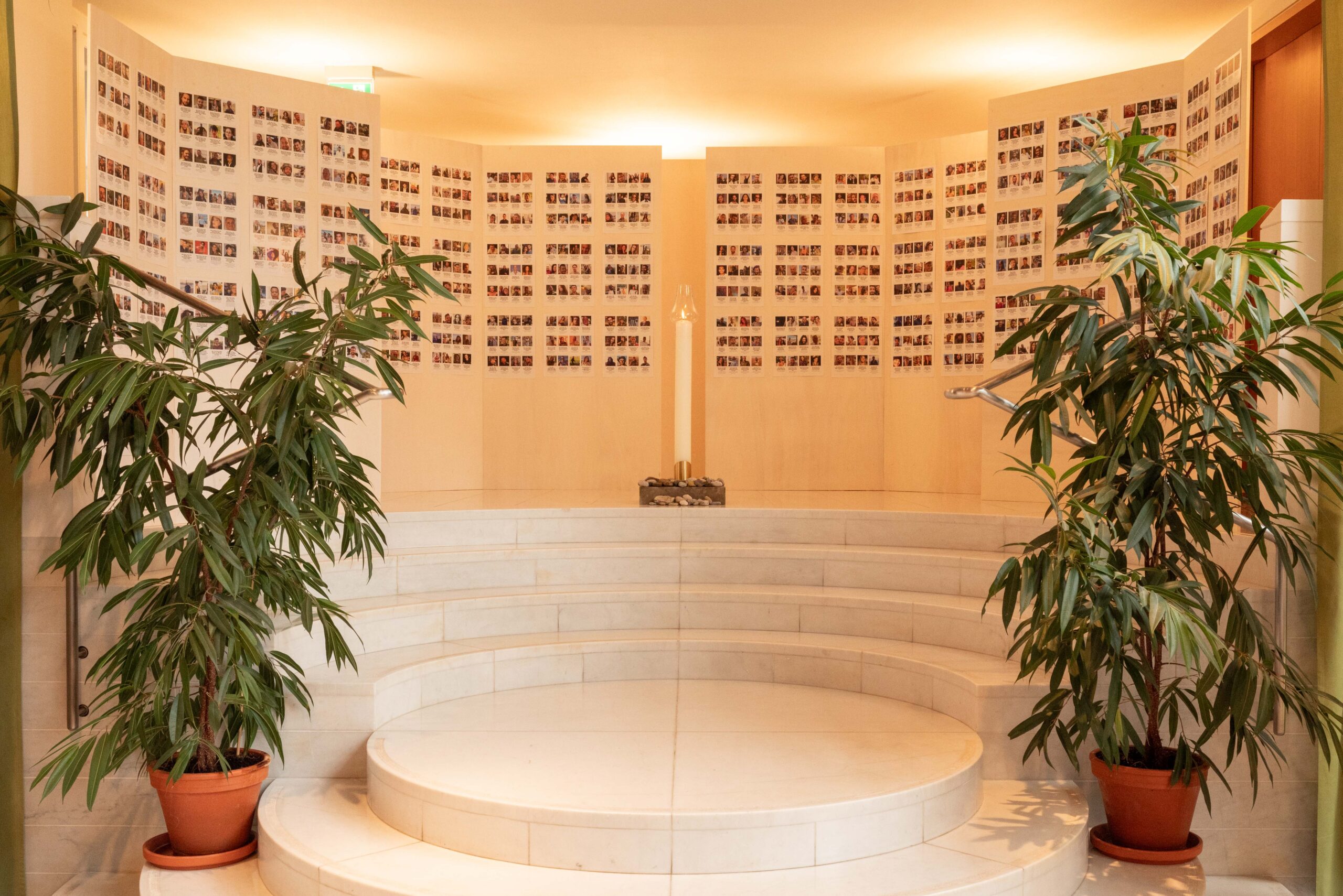 Am 7. Oktober 2023 und seither getötete Israelis - Installation im Gymnasium Eggenberg im Oktober 2024